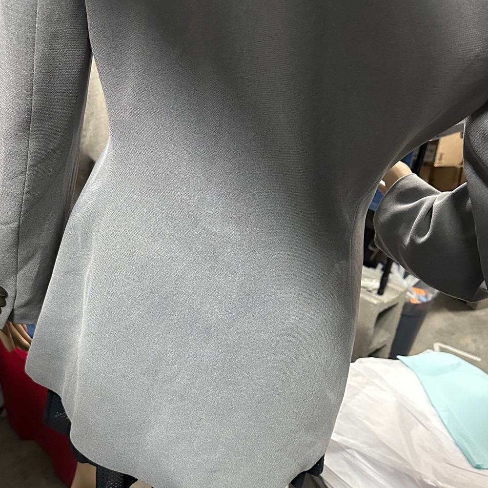 Larry Levine women’s Gray Long Taylored Blazer with decorative buttons size 6 - Picture 6 of 8